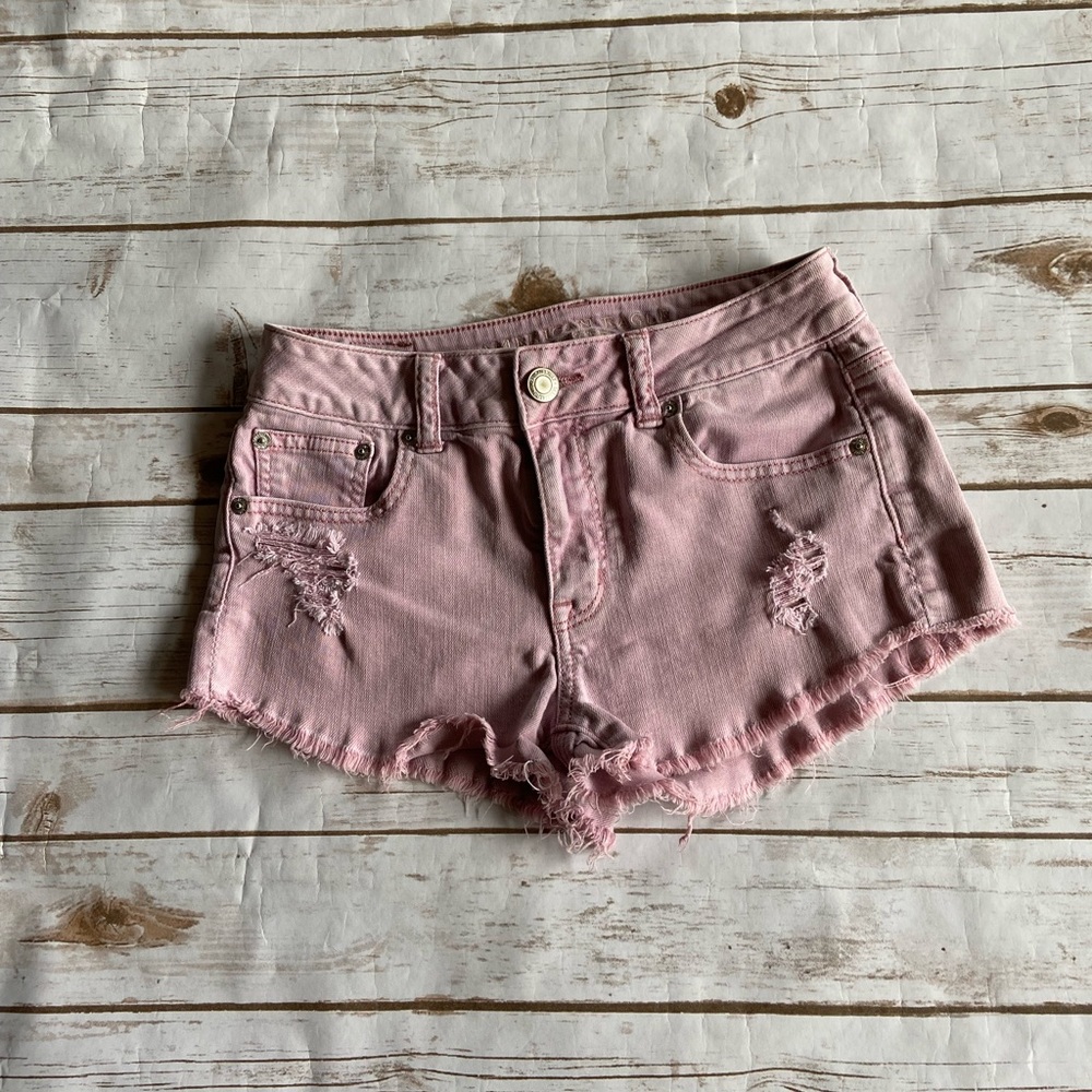💜AMERICAN EAGLE pink lightly distressed jean shorts